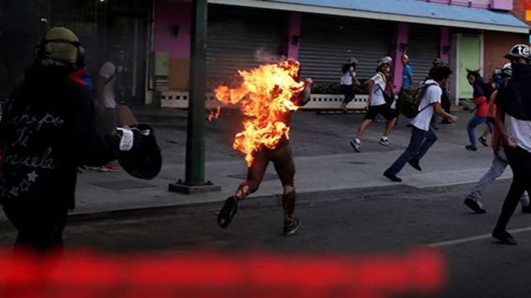Αγριες σκηνές στη Βενεζουέλα: Τον έκαψαν ζωντανό σε διαδήλωση