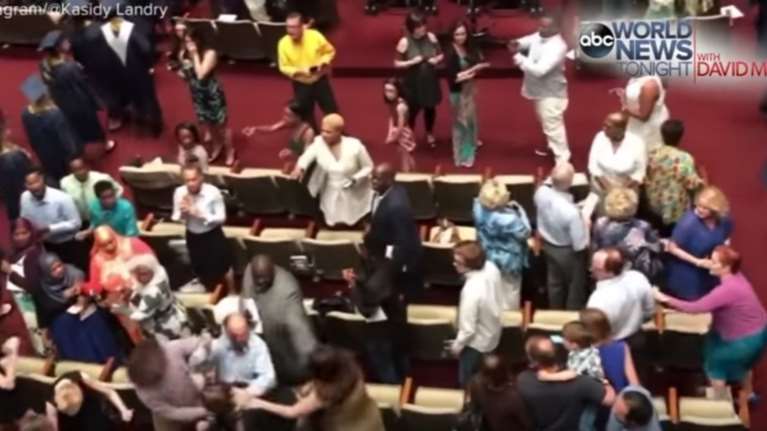 Γονείς πλακώθηκαν στο ξύλο για τη θέση σε τελετή αποφοίτησης (ΒΙΝΤΕΟ)