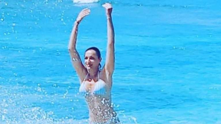 Η Κάτια Ζυγούλη με μπικίνι στα τυρκουάζ νερά του Αγίου Δομίνικου