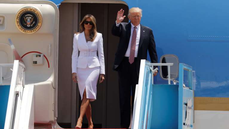 «Τα πήρε» δημοσίως με τον Τραμπ η Μελάνια: Η απίστευτη χειρονομία- Βίντεο
