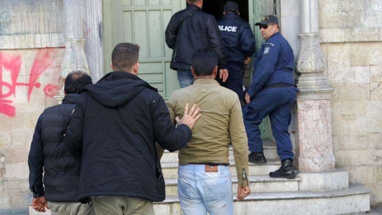 Άφησαν ελεύθερο αλλοδαπό, κατηγορούμενο για διπλή δολοφονία