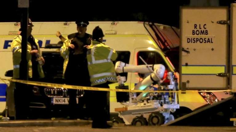 Μάντσεστερ: Απεγνωσμένοι γονείς ψάχνουν τα παιδιά τους στα social media