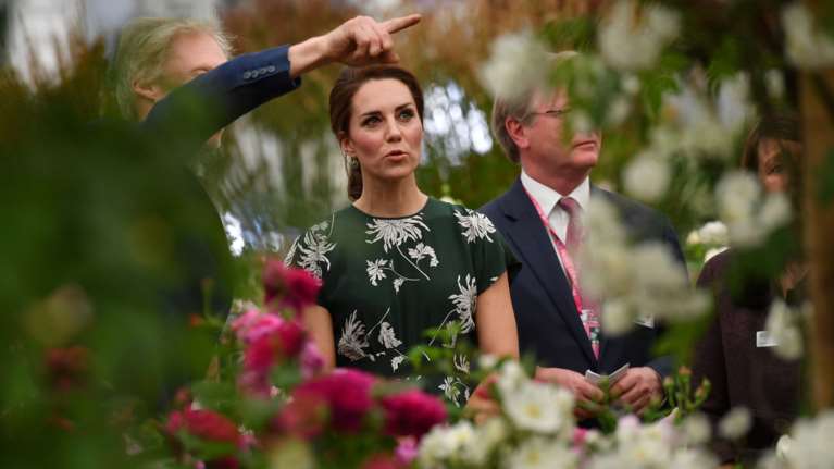 Η Κέιτ Μίντλετον με floral print στην πρώτη εμφάνιση μετά τον γάμο της Πίπα