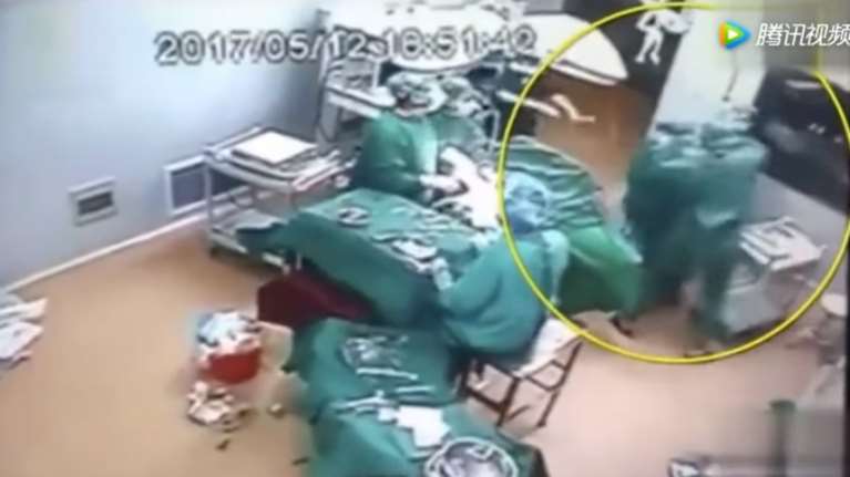 Γιατροί «παίζουν ξύλο» ενώ ο ασθενής χειρουργείται -βίντεο