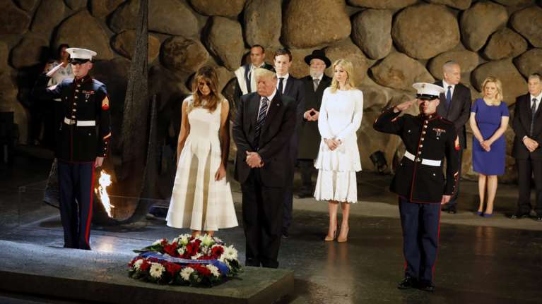 Σάλος με το &quot;εφηβικό&quot; σημείωμα Τραμπ στο Μνημείο Ολοκαυτώματος