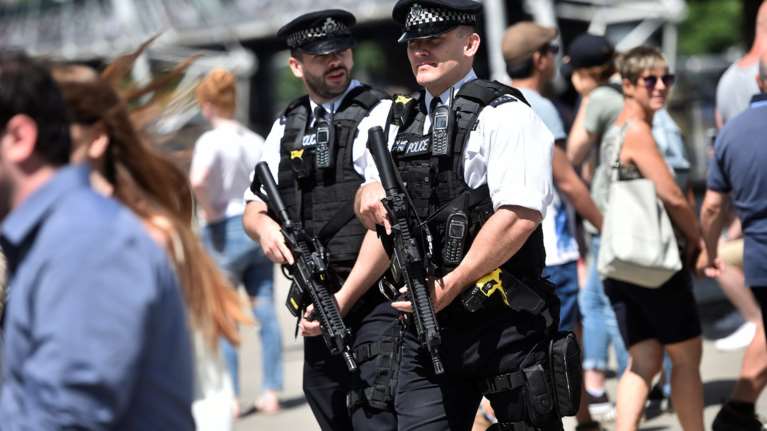 Καταγράφηκε σε κάμερα ο δράστης του μακελειού στο Μάντσεστερ