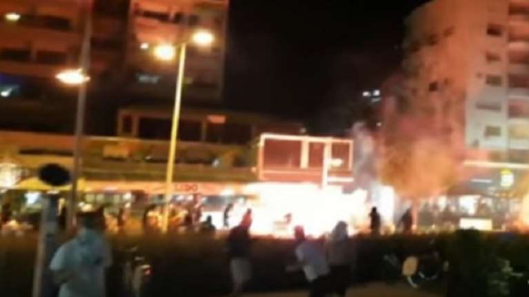 Αγρια επεισόδια σε αγώνα- Αυτοκίνητο έπεσε πάνω σε οπαδούς (ΒΙΝΤΕΟ)