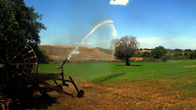 Βάζουν «χαράτσι» ακόμα και στο πότισμα των χωραφιών