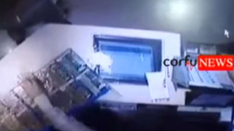 Πυρπόλησε με βενζίνη πρακτορείο του ΟΠΑΠ στην Κέρκυρα- βίντεο