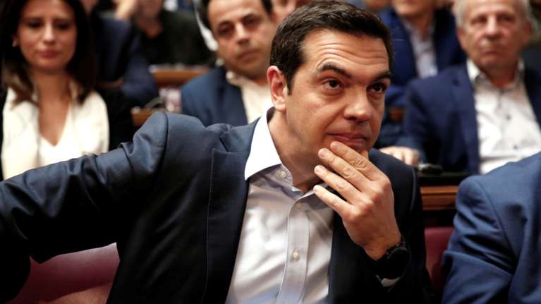 Ο Τσίπρας βάζει «νερό στη... γραβάτα του» για το χρέος