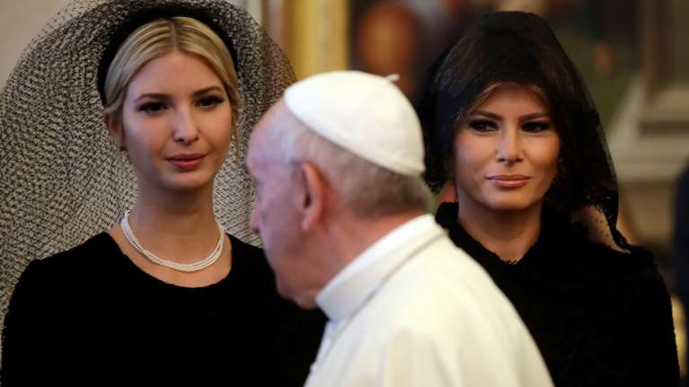 Τι απάντησε η Μελάνια στην ερώτηση του Πάπα: «Τι ταΐζεις τον Τραμπ;»