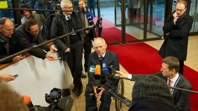 Επιμένει ο Σόιμπλε σε δέσμευση του ΔΝΤ