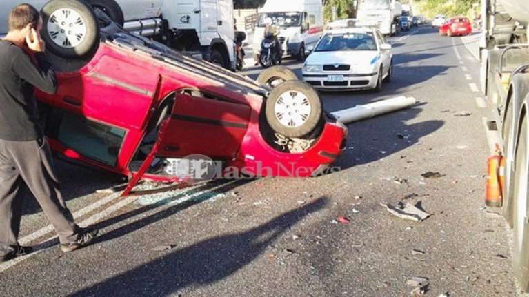 Συγκρούστηκε με βυτιοφόρο και βγήκε με...  γρατζουνιές [Εικόνες]