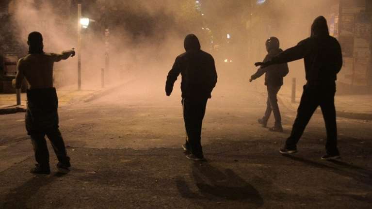 Επιτέθηκαν σε φοιτητές και ΜΑΤ στα Εξάρχεια