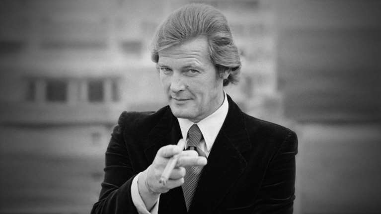 Ολες οι αφίσες του θρυλικού 007 Ρότζερ Μουρ