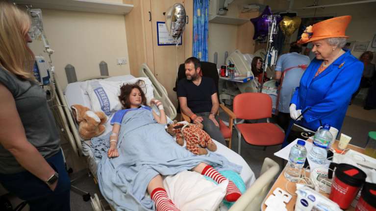 Το λάθος ντύσιμο της βασίλισσας στα τραυματισμένα παιδιά του Μάντσεστερ