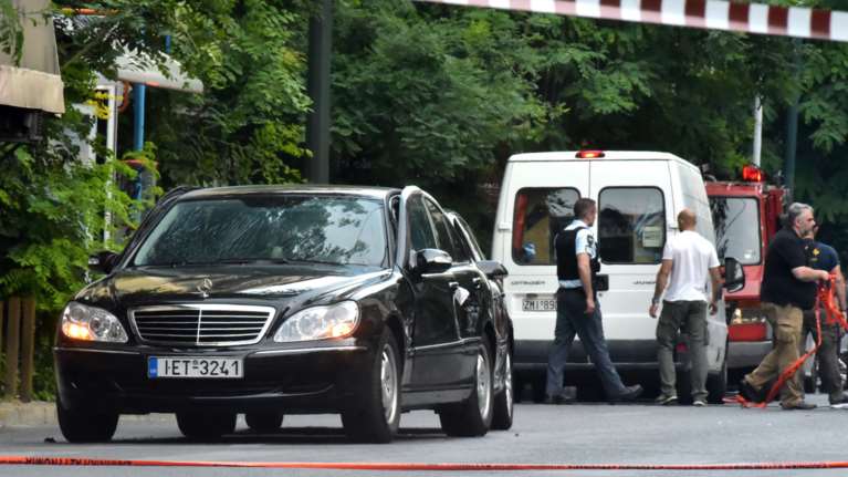 Σύσσωμη η πολιτική ηγεσία καταδικάζει την επίθεση στον Λουκά Παπαδήμο