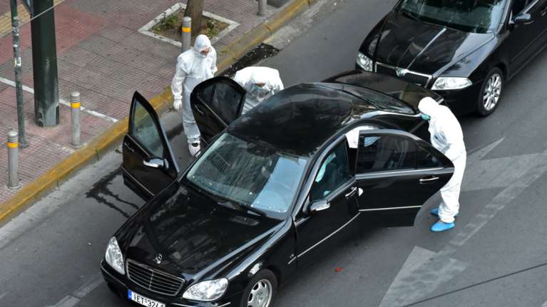 Τι κατέθεσε ο φρουρός του Παπαδήμου για το φάκελο που εξερράγη