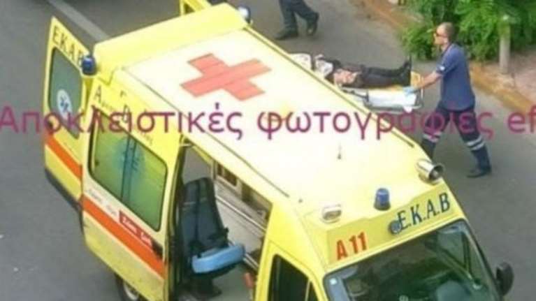 Βίντεο-σοκ: Ο Λουκάς Παπαδήμος αιμόφυρτος πάνω στο φορείο