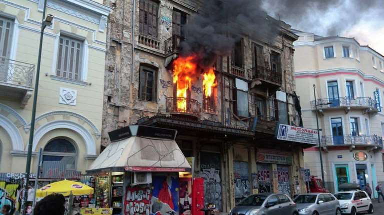 Υπό έλεγχο η μεγάλη πυρκαγιά σε ακατοίκητο κτίριο στην Ερμού