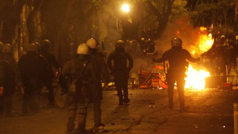 Ολονυχτία με πέτρες &amp; μολότοφ στα Εξάρχεια, 3 συλλήψεις