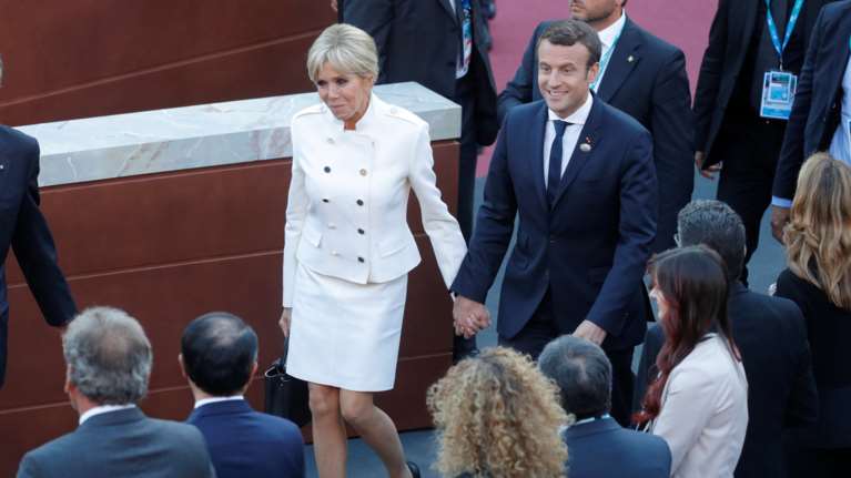 Μπριζίτ Τρονιέ: Οι μεταλλικές λεπτομέρειες στις γόβες της που έβγαλαν μάτι