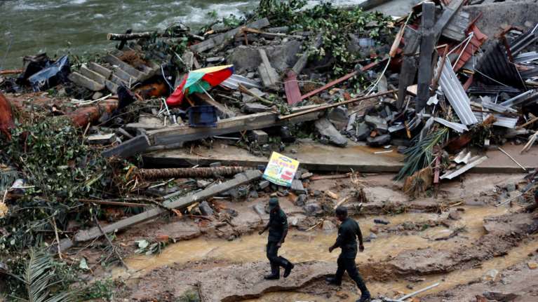Χάος απο πλημμύρες και κατολισθήσεις στη Σρί Λάνκα, 146 νεκροί