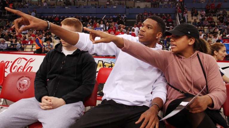 Γιάννης Αντετοκούνμπο: Ο Ελληνας θρύλος του ΝΒΑ στις κερκίδες του ΣΕΦ