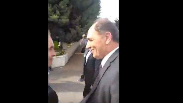 Ατάραχος ο Σταθάκης εν μέσω αποδοκιμασιών στην Πτολεμαϊδα vd