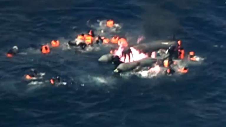 Δραματική διάσωση προσφύγων από μια βάρκα που τυλίχθηκε στις φλόγες- Βίντεο