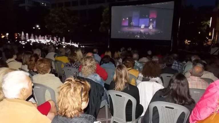 Λάρισα: Κοσμοσυρροή στο κέντρο της πόλης για να δουν όπερα! -φωτό