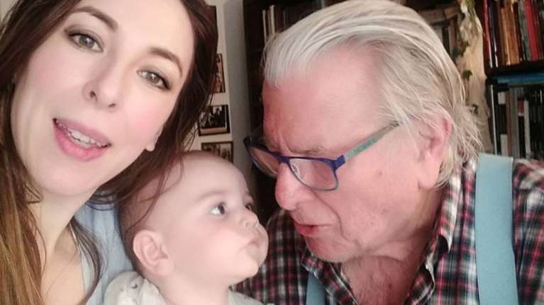 Ο γιος του Κώστα Βουτσά μεγάλωσε και σκαρφαλώνει στο γραφείο του [Φωτο]