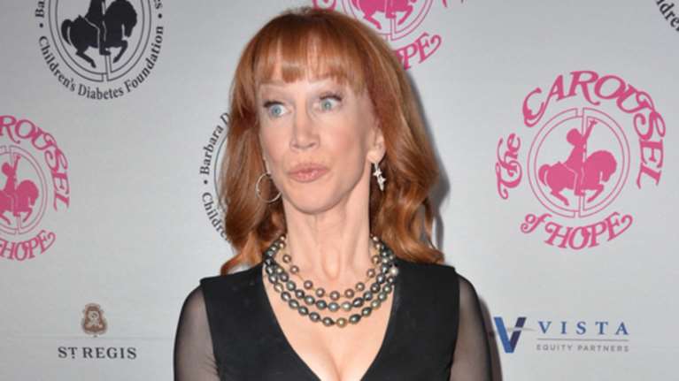 Σάλος με φωτογραφία κωμικού-Κρατά το κομμένο κεφάλι του Τραμπ