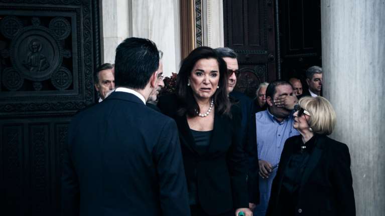 Συντετριμμένη η Ντόρα στο «αντίο» του πατέρα της