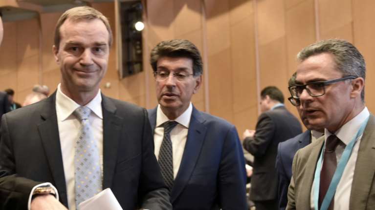 ESM: Αφήστε το χρέος, τρέξτε τα προαπαιτούμενα για τη δόση