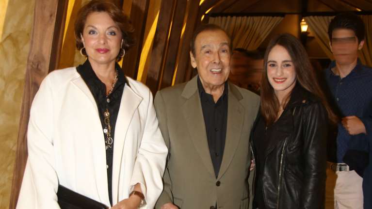 Η κόρη των Βοσκόπουλου - Γκερέκου σε βραδινή έξοδο με τους γονείς της