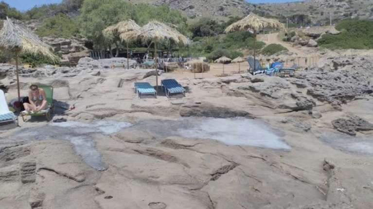 Ελληνική πατέντα: Τσιμεντόστρωσαν δημοφιλή παραλία της Ρόδου