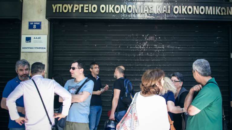 Συμβολικός αποκλεισμός του υπουργείου Οικονομικών από τους εφοριακούς