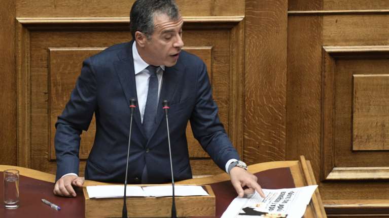 Θεοδωράκης: Το χρέος εμπνέει τον πρωθυπουργό για αστειάκια