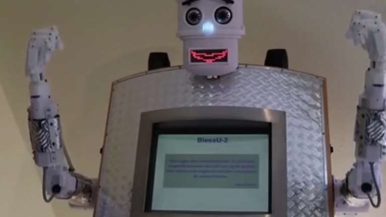 Ρομπότ-παπάς ευλογεί σε πέντε διαφορετικές γλώσσες!