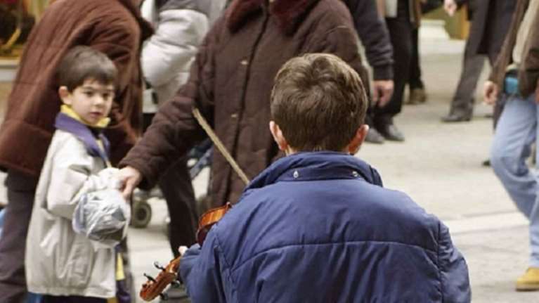 Θεσσαλονίκη: Χτυπούσε τα παιδιά του όταν δεν έφερναν πολλά από την επαιτεία