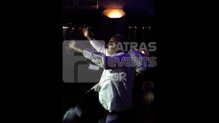 Το ζεϊμπέκικο του Παναγιώτη Κουρουμπλή σε μπαρ της Ιθάκης -vid