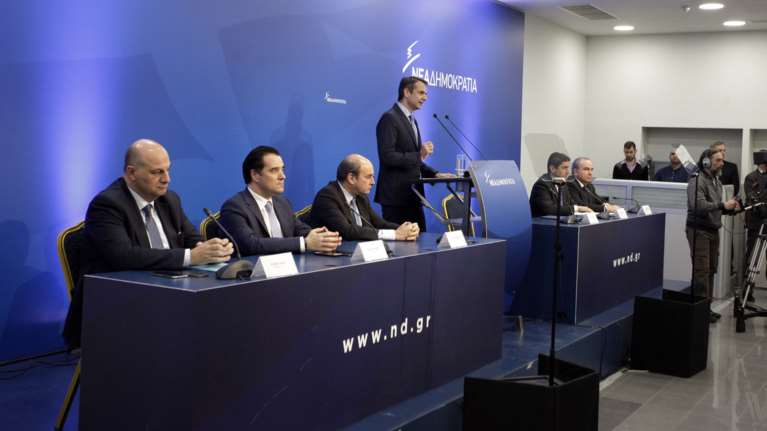 «Γαλάζιο» πονοκέφαλο προκαλούν οι τελευταίες δημοσκοπήσεις