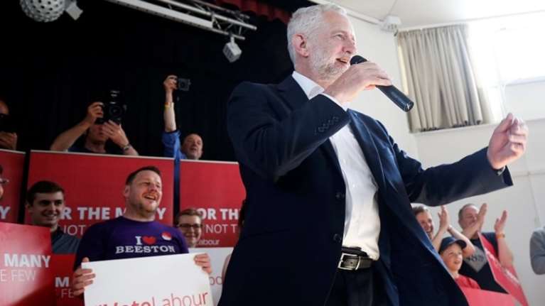 Παίρνουν &quot;μπόι&quot; οι Εργατικοί - Χάνει η Μέι την πλειοψηφία