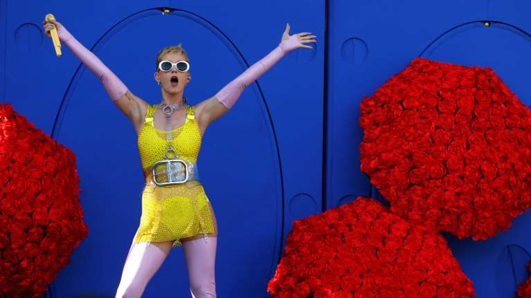 Αγνώριστη η Κέιτι Πέρι μέσα από το φακό του Νίκου Αλιάγα