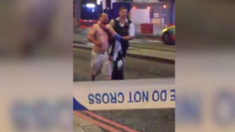 Λονδίνο: Περπατά μαχαιρωμένος στο λαιμό [video σοκ]