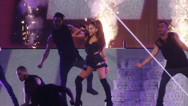 Κανονικά θα τραγουδήσει η Αριάνα Γκράντε για τα θύματα του  Μάντσεστερ