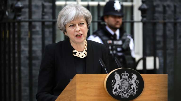 Ξέσπασε η Μέι: Ενωμένοι θα νικήσουμε τους εχθρούς μας