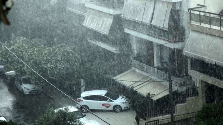 Ξαφνικό μπουρίνι στο κέντρο της Αθήνας (φωτορεπορτάζ)