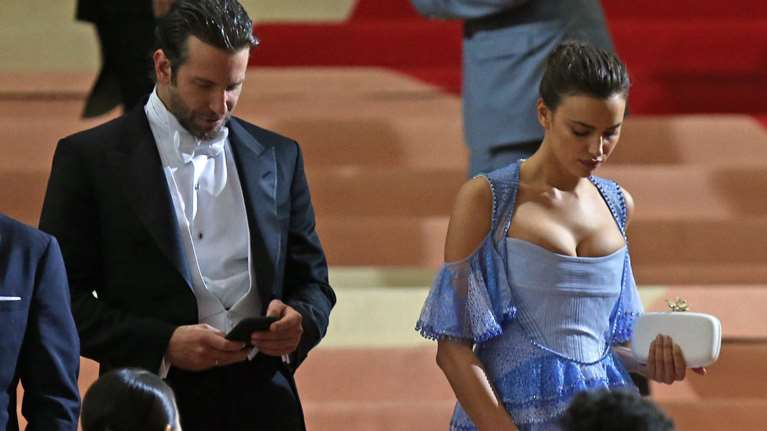 Ιρίνα Σάικ - Μπράντλεϊ Κούπερ: Η... τρυφερή πρώτη βόλτα με την κόρη τους